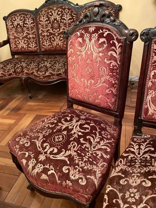 Sillas antiguas de terciopelo y madera