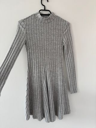 Vestido gris de canalé con cuello alto