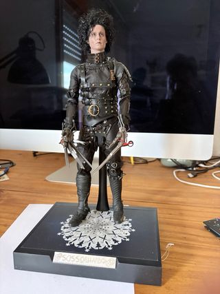 Figura Eduardo Manostijeras