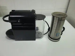 Cafetera Delonghi y espumador Cecotec
