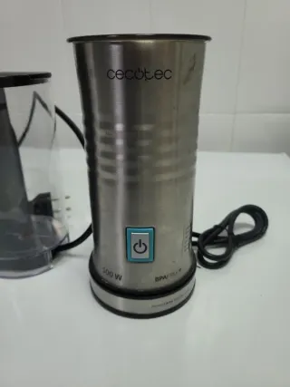 Cafetera Delonghi y espumador Cecotec