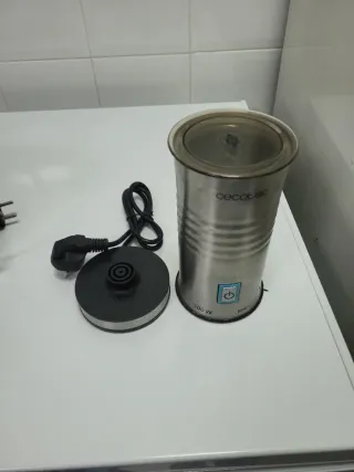 Cafetera Delonghi y espumador Cecotec