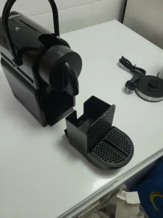 Cafetera Delonghi y espumador Cecotec