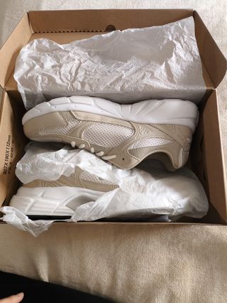 Zapatillas Beige y Blancas