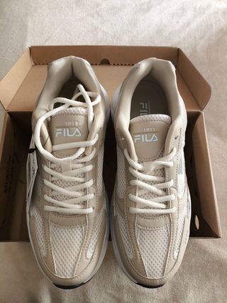 Zapatillas Beige y Blancas
