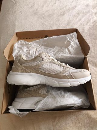 Zapatillas Beige y Blancas
