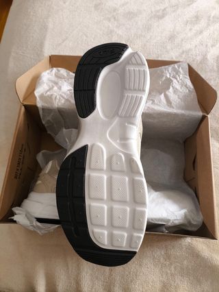 Zapatillas Beige y Blancas