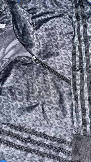 Chaqueta Adidas con estampado