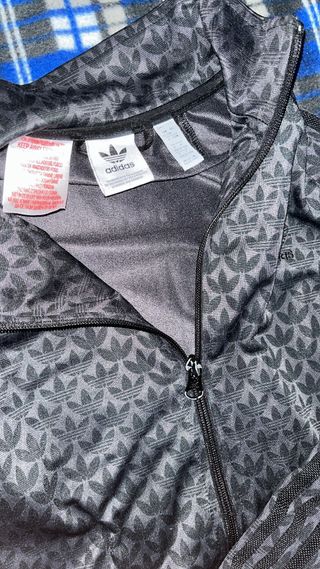 Chaqueta Adidas con estampado