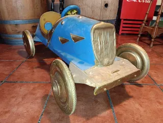Coche de pedales azul antiguo