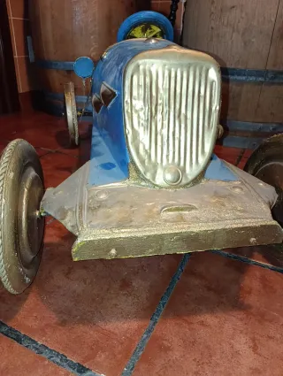 Coche de pedales azul antiguo