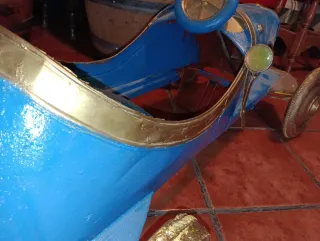 Coche de pedales azul antiguo