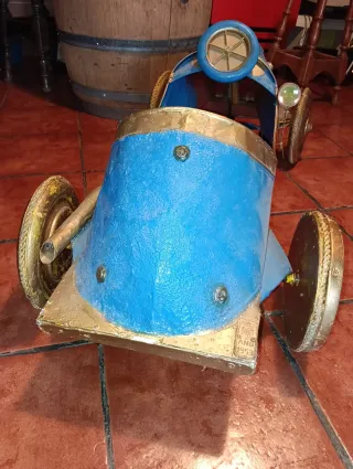 Coche de pedales azul antiguo