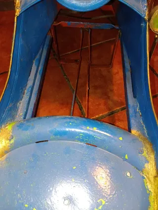 Coche de pedales azul antiguo