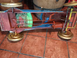 Coche de pedales azul antiguo