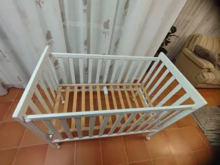 Cuna de bebé blanca