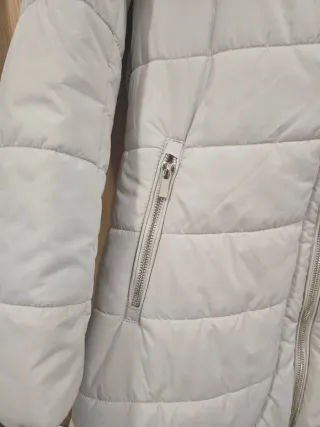 Abrigo largo beige con capucha