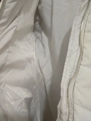 Abrigo largo beige con capucha