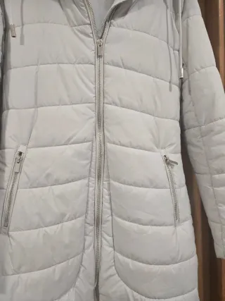 Abrigo largo beige con capucha