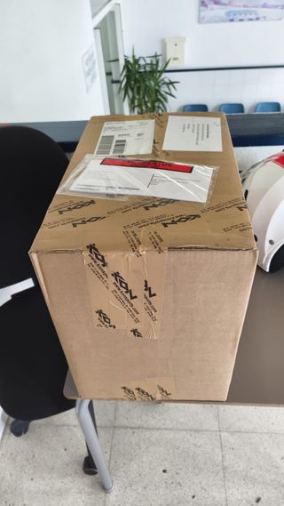 Caja de cartón con cinta personalizada