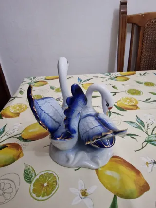 Figuras de cisnes decorativas