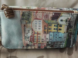 Cartera Parfois con estampado de casas de Oporto.