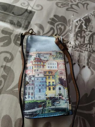Cartera Parfois con estampado de casas de Oporto.