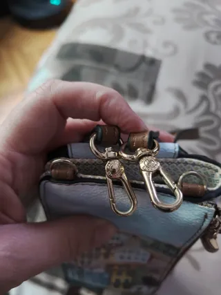 Cartera Parfois con estampado de casas de Oporto.