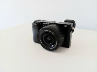 Cámara Sony A6000 con objetivo del kit