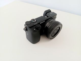 Cámara Sony A6000 con objetivo del kit