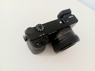 Cámara Sony A6000 con objetivo del kit