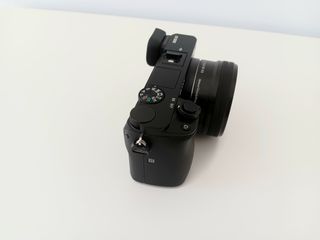 Cámara Sony A6000 con objetivo del kit