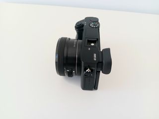 Cámara Sony A6000 con objetivo del kit