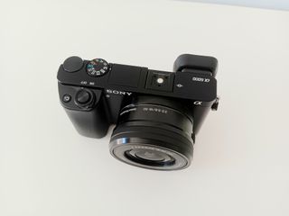 Cámara Sony A6000 con objetivo del kit