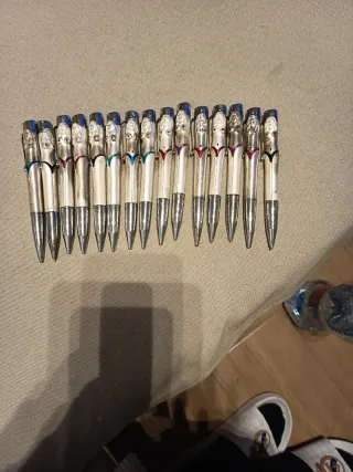 Penne antiche con ritratti e stilografiche