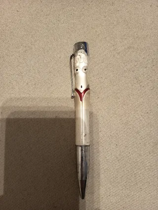 Penne antiche con ritratti e stilografiche