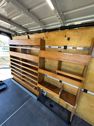 Estanterías de madera para furgoneta