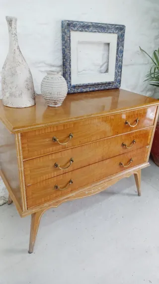 Cómoda de madera con cajones