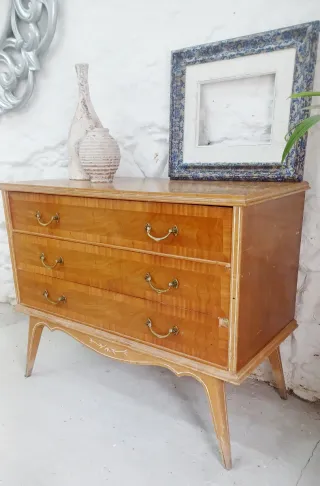 Cómoda de madera con cajones