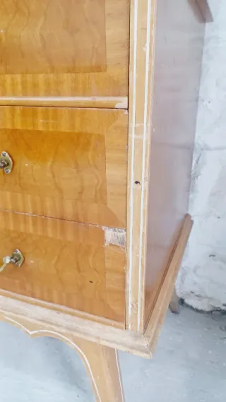 Cómoda de madera con cajones