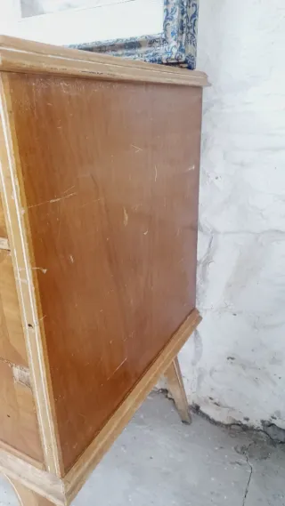 Cómoda de madera con cajones