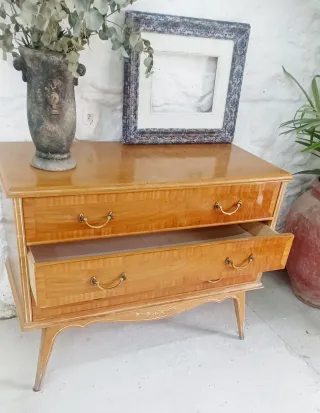 Cómoda de madera con cajones