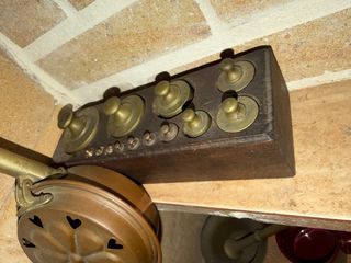 Balanza antigua de hierro y pesas