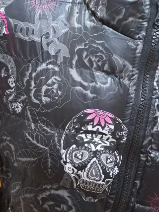 Chaqueta acolchada con calaveras mexicanas