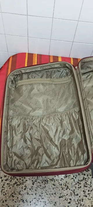 Maleta roja semirrígida