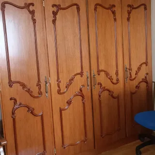 Armario de madera con puertas talladas