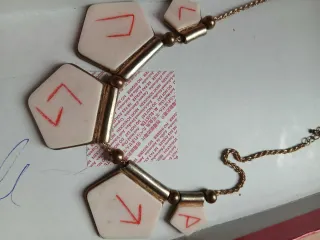 Collana con ciondoli esagonali e simboli