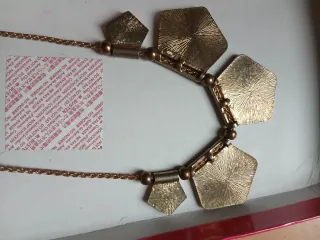 Collana con ciondoli esagonali e simboli