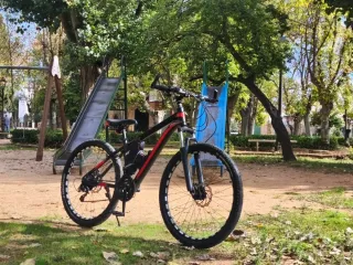 Bicicleta de montaña negra y roja