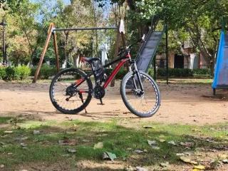 Bicicleta de montaña negra y roja